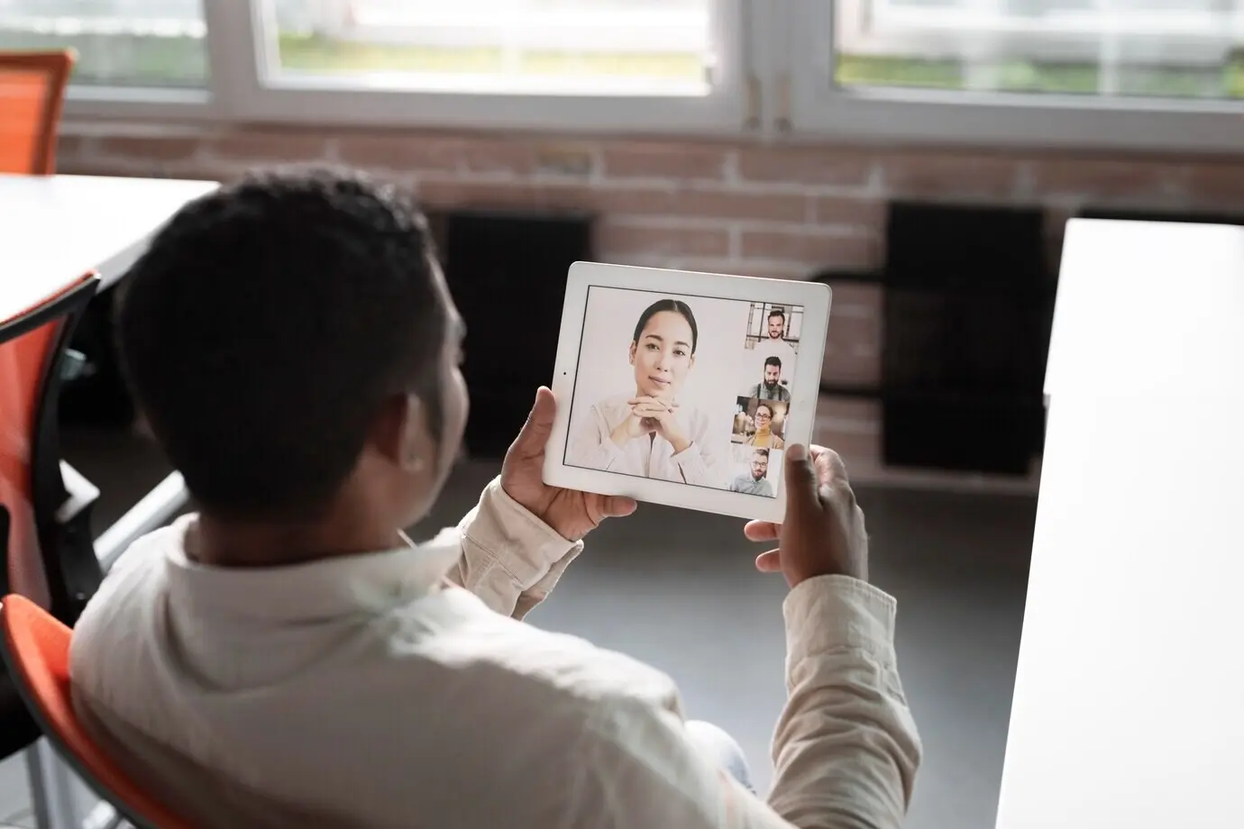 Halbnahe Aufnahme eines Mitarbeiters, der ein Tablet hält.